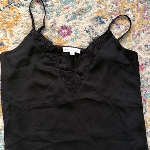 New with tags tank w/lace ✨✨✨